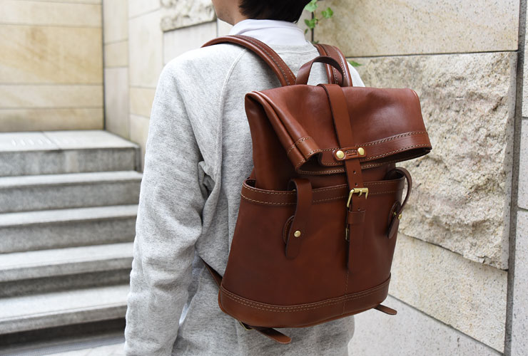 ユニークデザインが目を惹くダブルポケットのおじぎリュック / 革鞄の