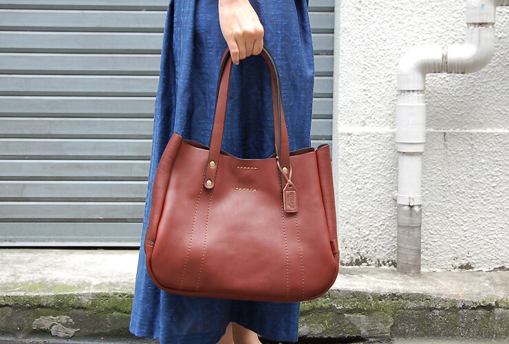 ウーマントート(T-10)はお弁当やペットボトルが入る、普段使いできる革