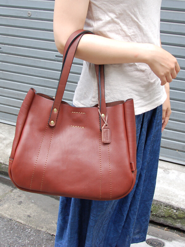 ウーマントート(T-10)はお弁当やペットボトルが入る、普段使いできる革