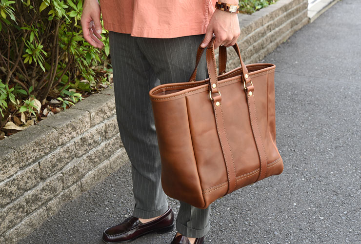 ガレージにどさっと置くイメージのバケツ型レザートート / 革鞄のHERZ