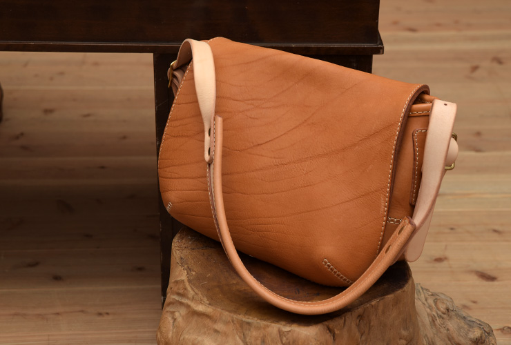 タンドーソフト革で仕上げた総かぶせのメッセンジャーバッグ / 革鞄の