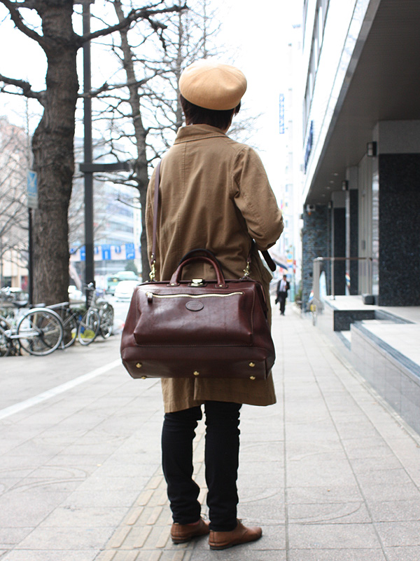 旅行に便利な大ポケット付きのソフトレザー口枠ボストンバッグ / 革鞄