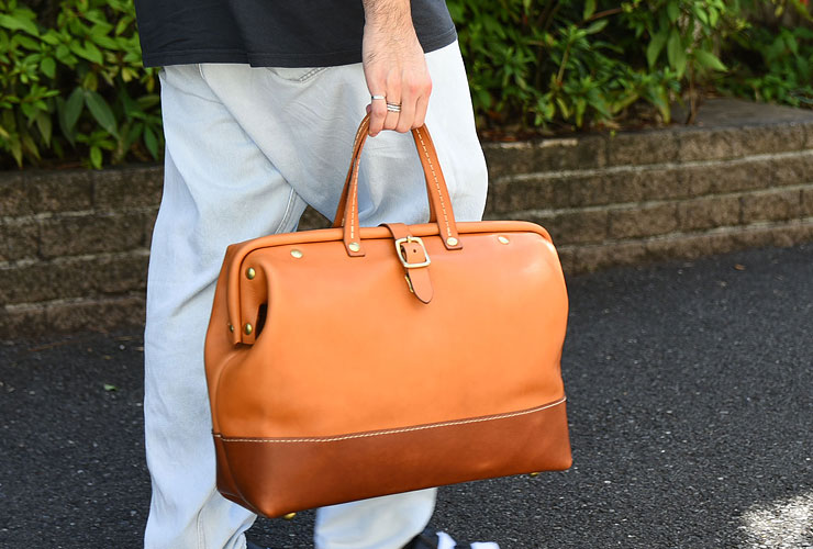 昔の映画に出てきそうなクラシックな総革口枠ボストンバッグ / 革鞄の