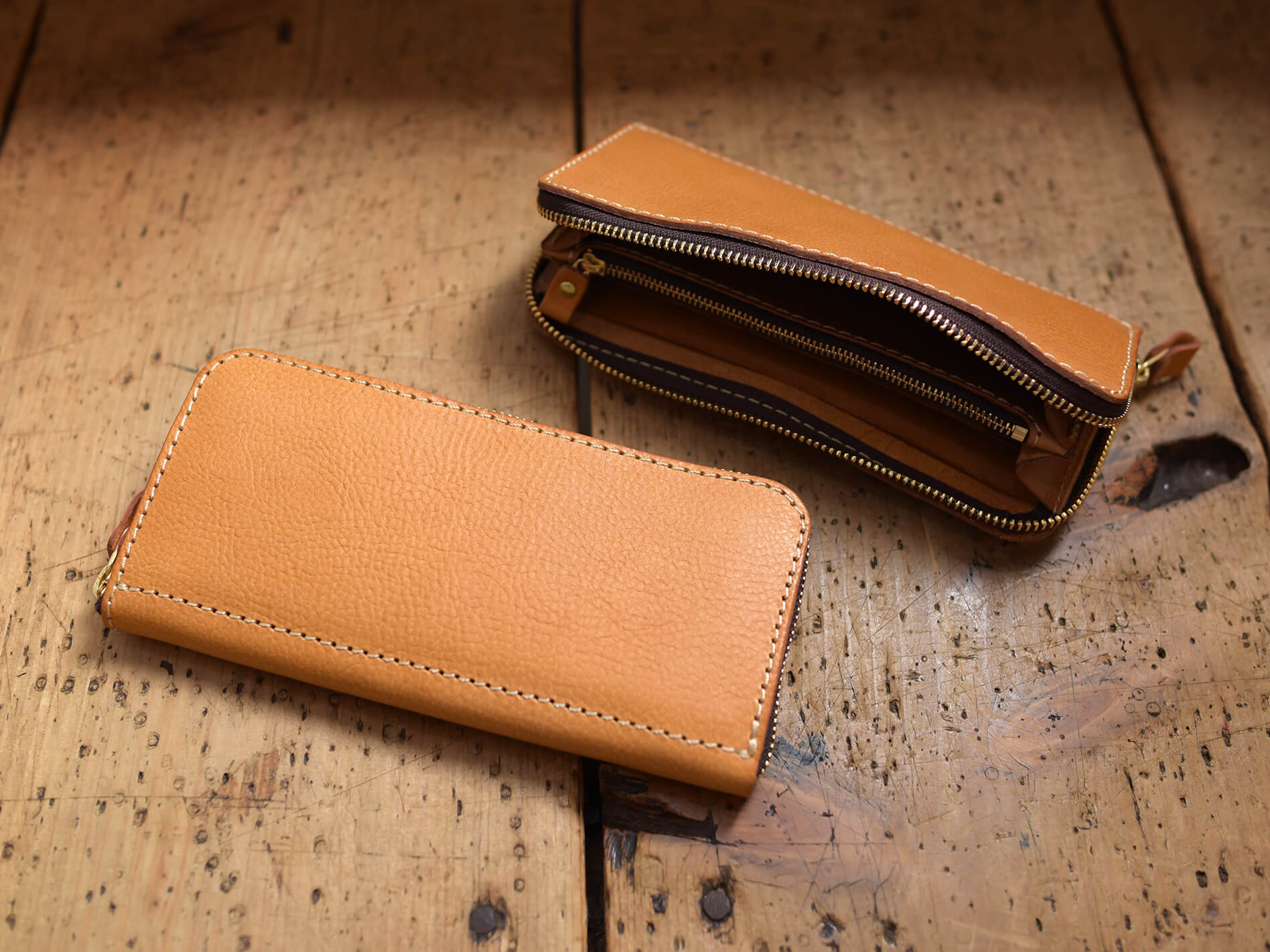 5か所の収納スペースで一番人気のファスナー式の本革長財布 / 革鞄の