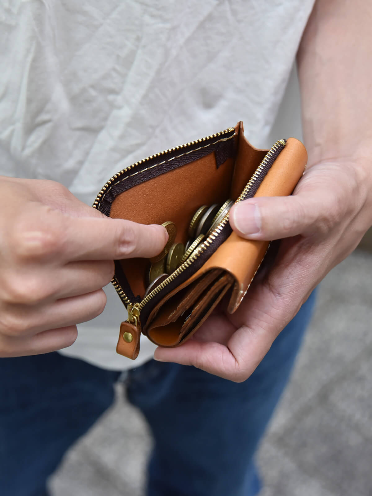 外につけた小銭入れで使いやすいコンパクト財布 / 革鞄のHERZ(ヘルツ