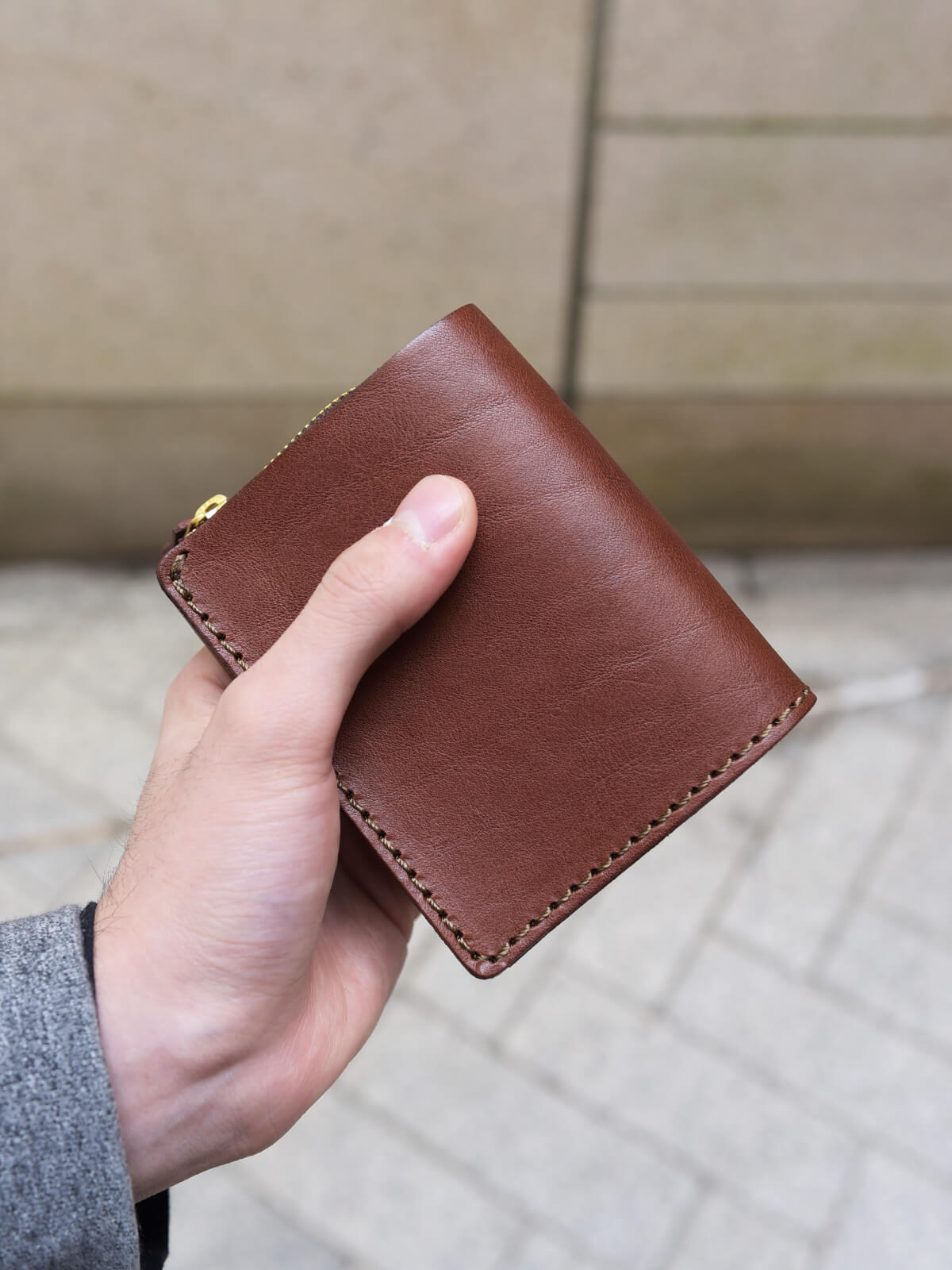 ソフトレザーを使用したコンパクトで使いやすい二つ折り財布 / 革鞄の