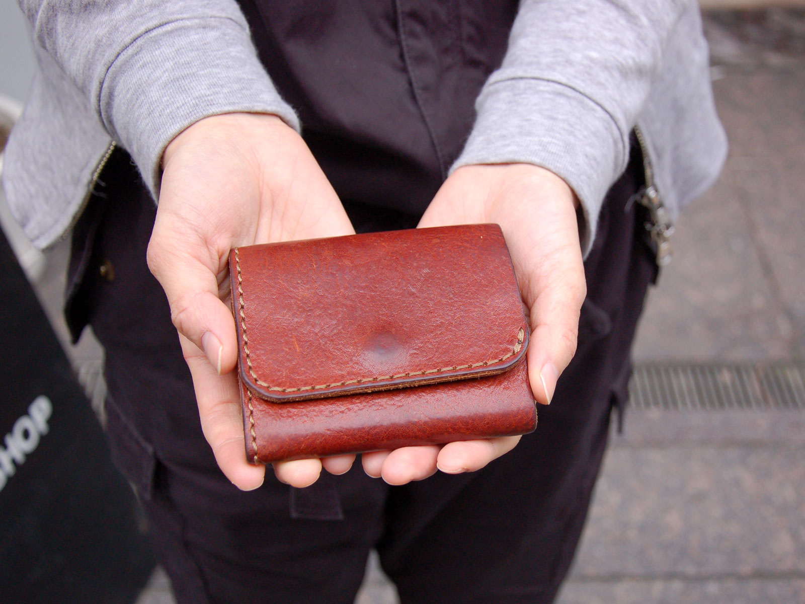 オンラインスタッフ：田中愛用「Organミニ財布」｜革鞄・革小物のHERZ
