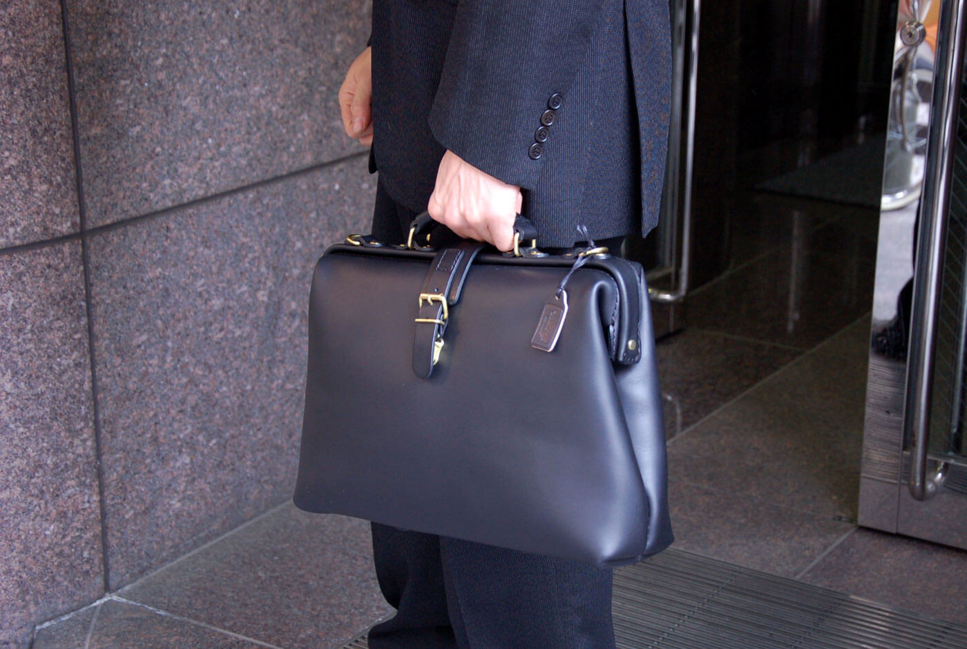 黒革で揃えるビジネスバッグと革小物｜革鞄・革小物のHERZ公式通販