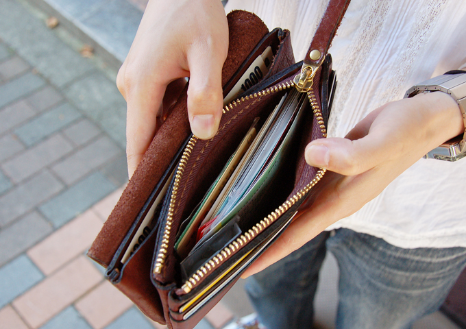 本店スタッフ：大平愛用「普段使いのトラベルウォレット・長財布」｜革