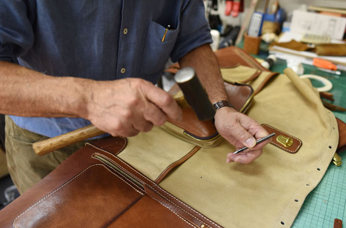 デッドストックのベロア革でリュックをデザイン｜革鞄・革小物のHERZ