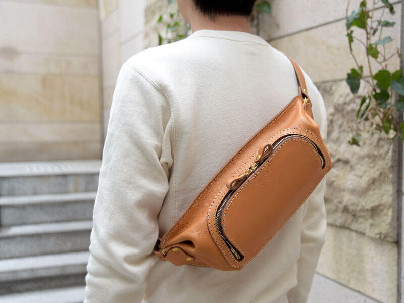 新作：ラウンドファスナーボディバッグ(F-7)｜革鞄・革小物のHERZ公式通販