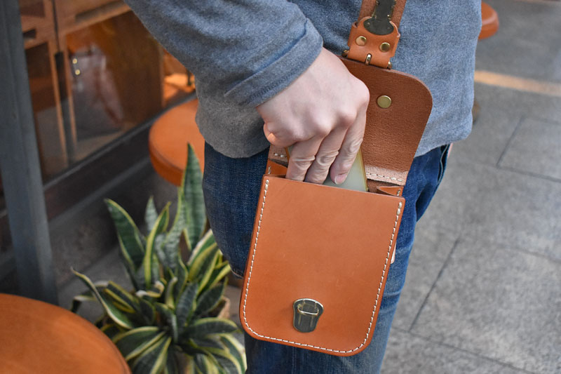 秋にピッタリ。おすすめのベルトポーチ｜革鞄・革小物のHERZ公式通販