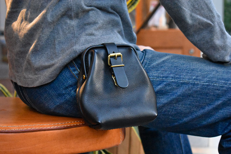 秋にピッタリ。おすすめのベルトポーチ｜革鞄・革小物のHERZ公式通販