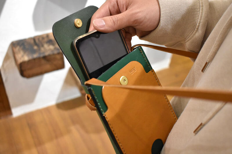 冬の限定色「ボトルグリーン」in 博多店｜革鞄・革小物のHERZ公式通販
