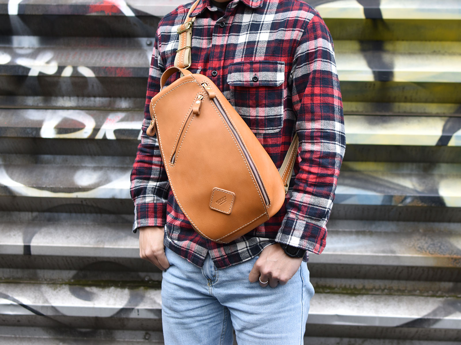 男の冬に、トリプルファスナーボディバッグ(F-3)｜革鞄・革小物のHERZ