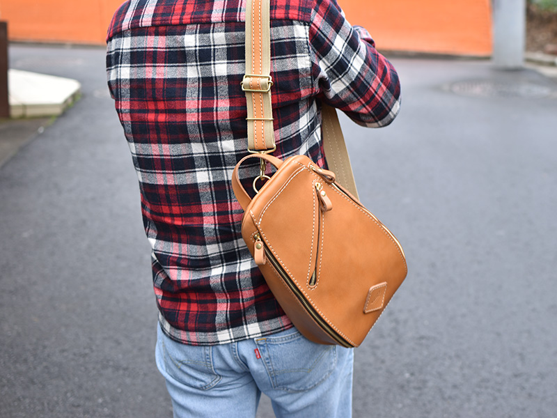 男の冬に、トリプルファスナーボディバッグ(F-3)｜革鞄・革小物のHERZ