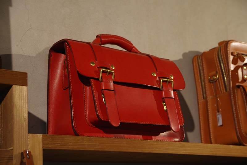 永遠のクラシック。二本ベルトの2wayミニバッグ｜革鞄・革小物のHERZ