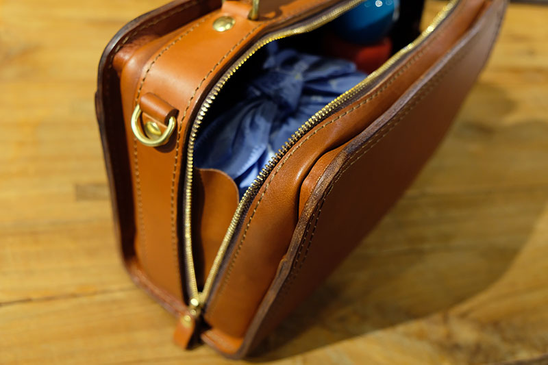 メンズにおすすめ！ミディアムサイズのショルダーバッグ｜革鞄・革小物