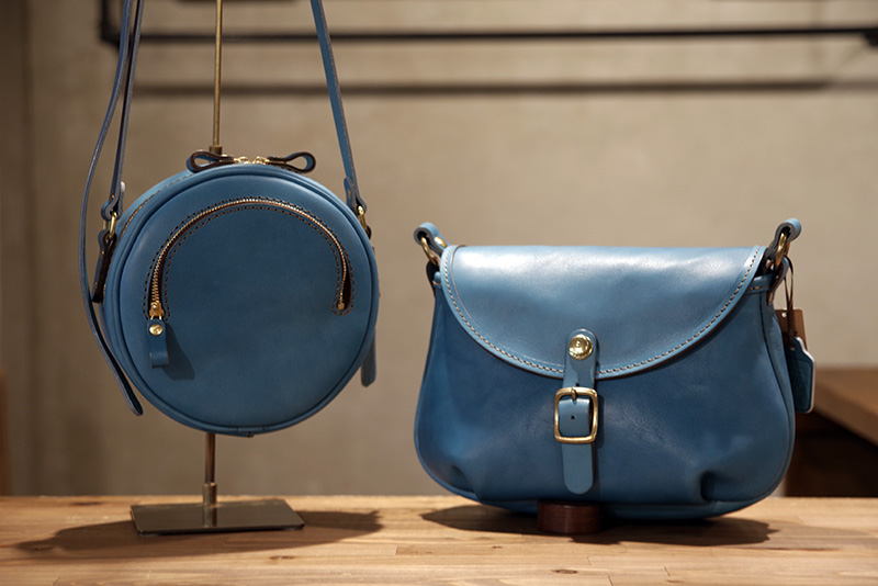 夏の限定革「セルリアンブルー」名古屋店ラインナップ｜革鞄・革小物の