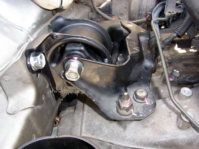 エンジンマウントの交換