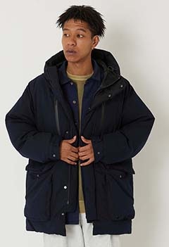 インディゴナイロンサテン リサイクルダウン ジャケット | BLUE BLUE