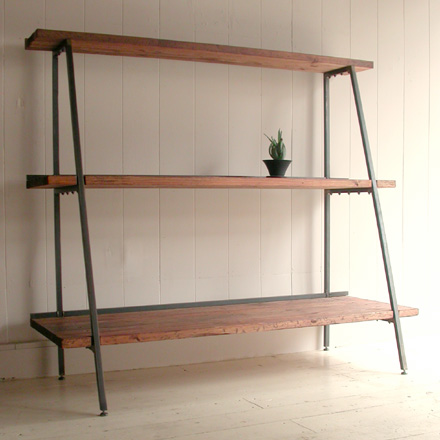 古材仕上げの棚板とアンティーク加工の鉄フレームのラック | 無垢の
