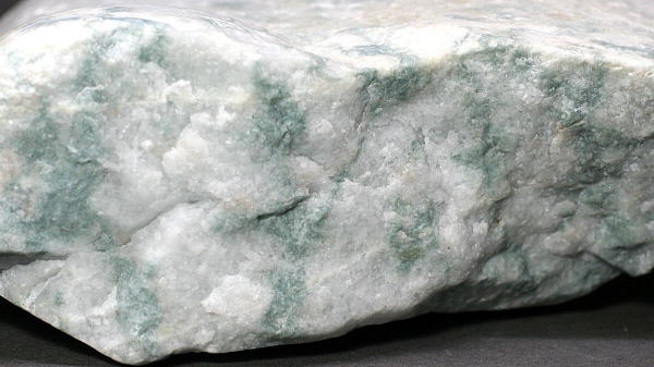 糸魚川産]翡翠原石 - 埼玉県吉川市の天然石専門店・水晶パワーストーン
