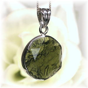 天然モルダバイトペンダントトップ（シルバー925・ヘキサゴン） - 埼玉