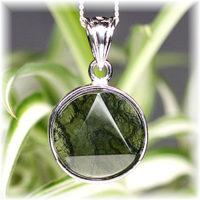 天然モルダバイトペンダントトップ（シルバー925・トライアングル