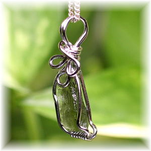 天然モルダバイト原石ワイヤー巻ペンダントトップ - 埼玉県吉川市の