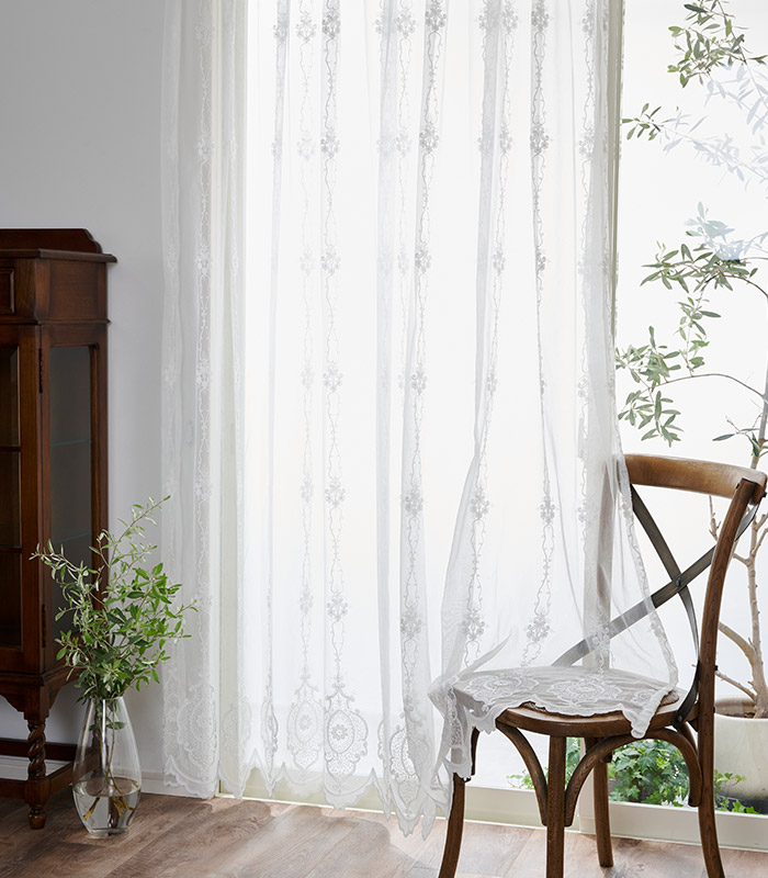 繊細なオーナメント模様をコード刺繍で表現した大人っぽい裾スカラップ