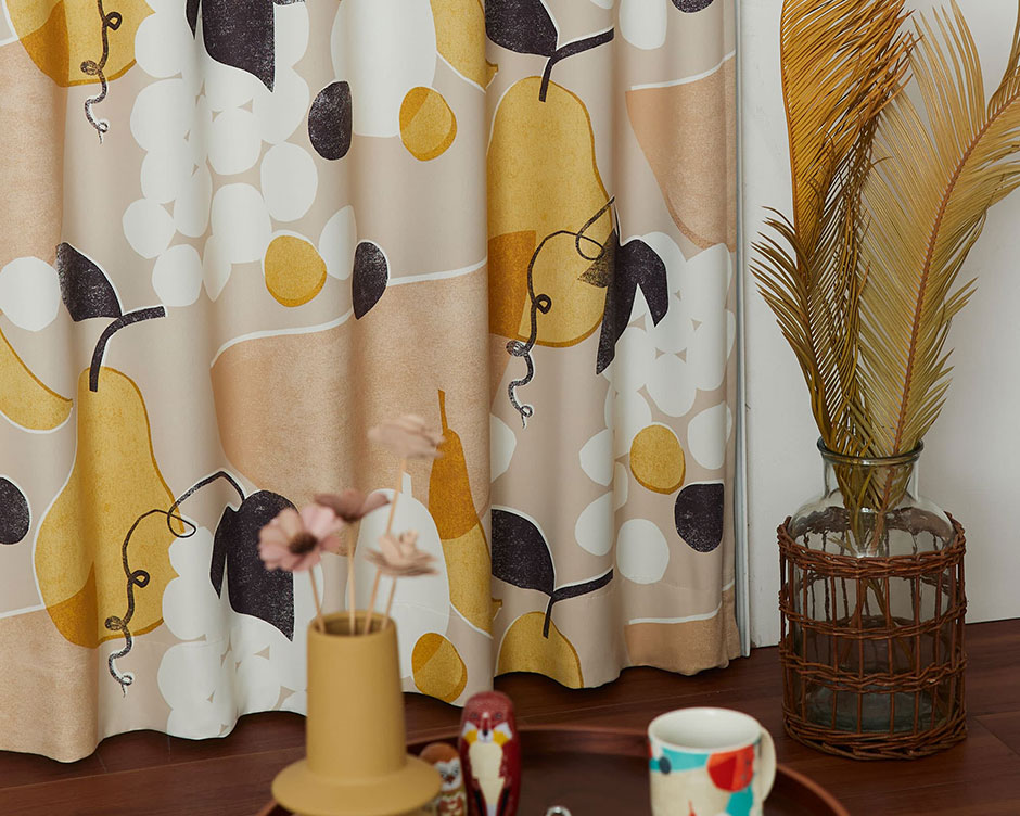 インパクトのある北欧テイストのフルーツ柄 2級遮光カーテン フルーツ