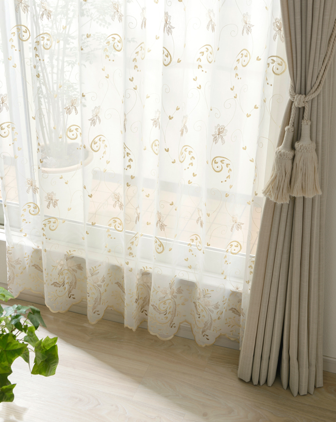 シャンパンゴールドの花刺繍と裾のスカラップが豪華でエレガントな高級