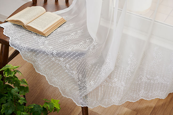 二段の小花の刺繍と裾スカラップが大人フェミニンでかわいいシームレス