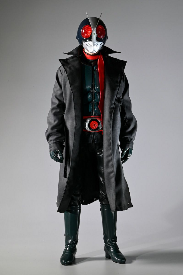 コートを着てたたずむ姿がカッコいい！「シン・仮面ライダー」より