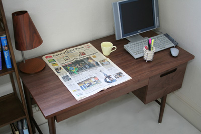 ミッドセンチュリー調ウォールナット・デスク、SOHO、emo.:Ichiba-net