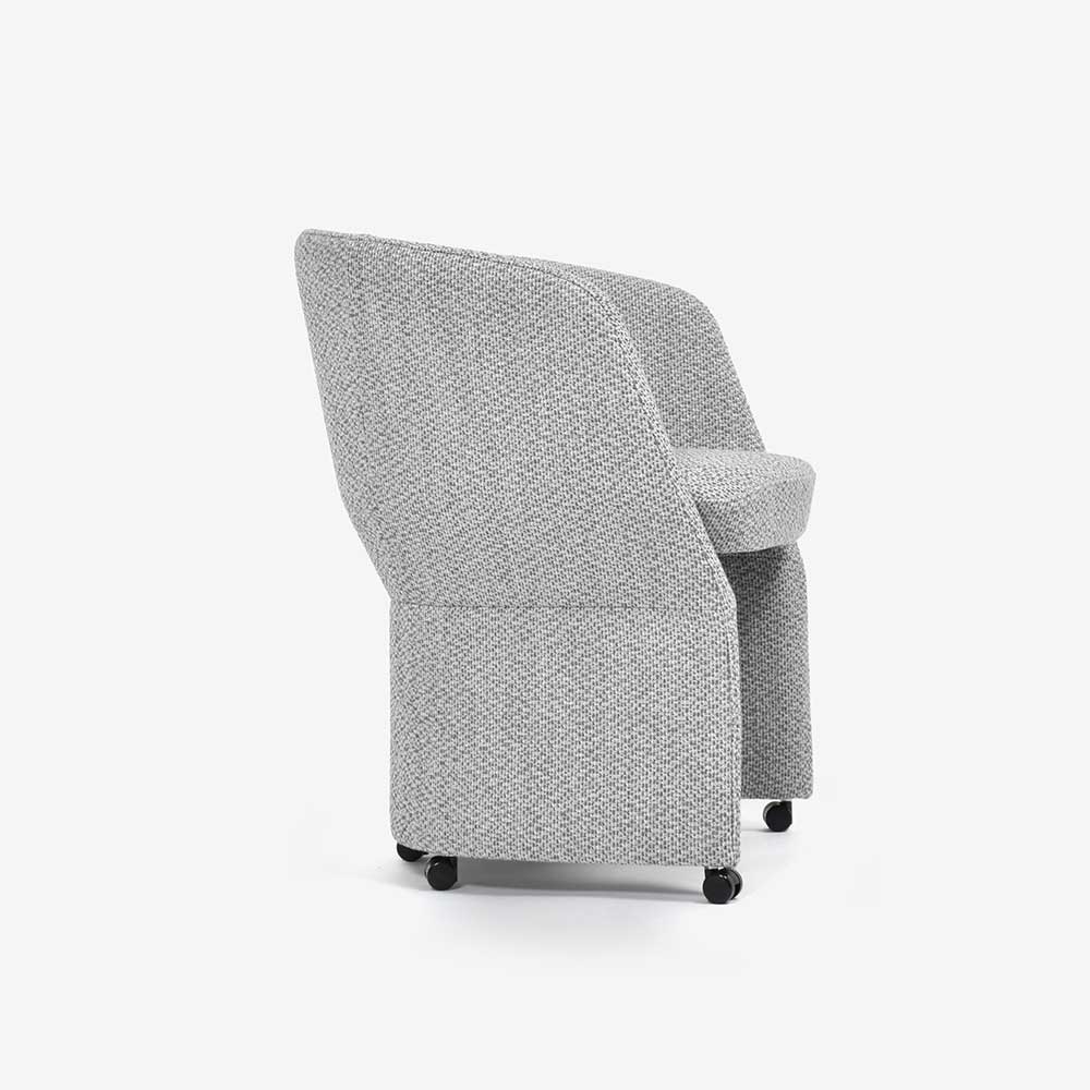 ROLF BENZ（ロルフベンツ）ダイニングチェア（肘付き）「エニ