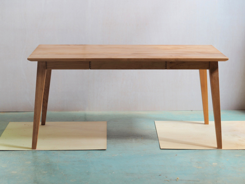 引き出し付きのダイニングテーブル｜ikususu FURNITURE｜無垢材家具