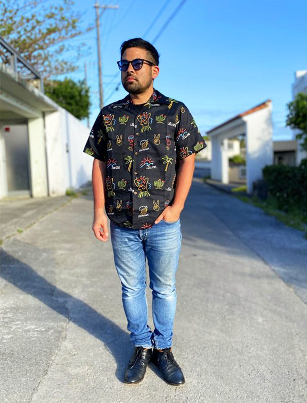 シャツ》115 ネオン柄の開襟シャツ.