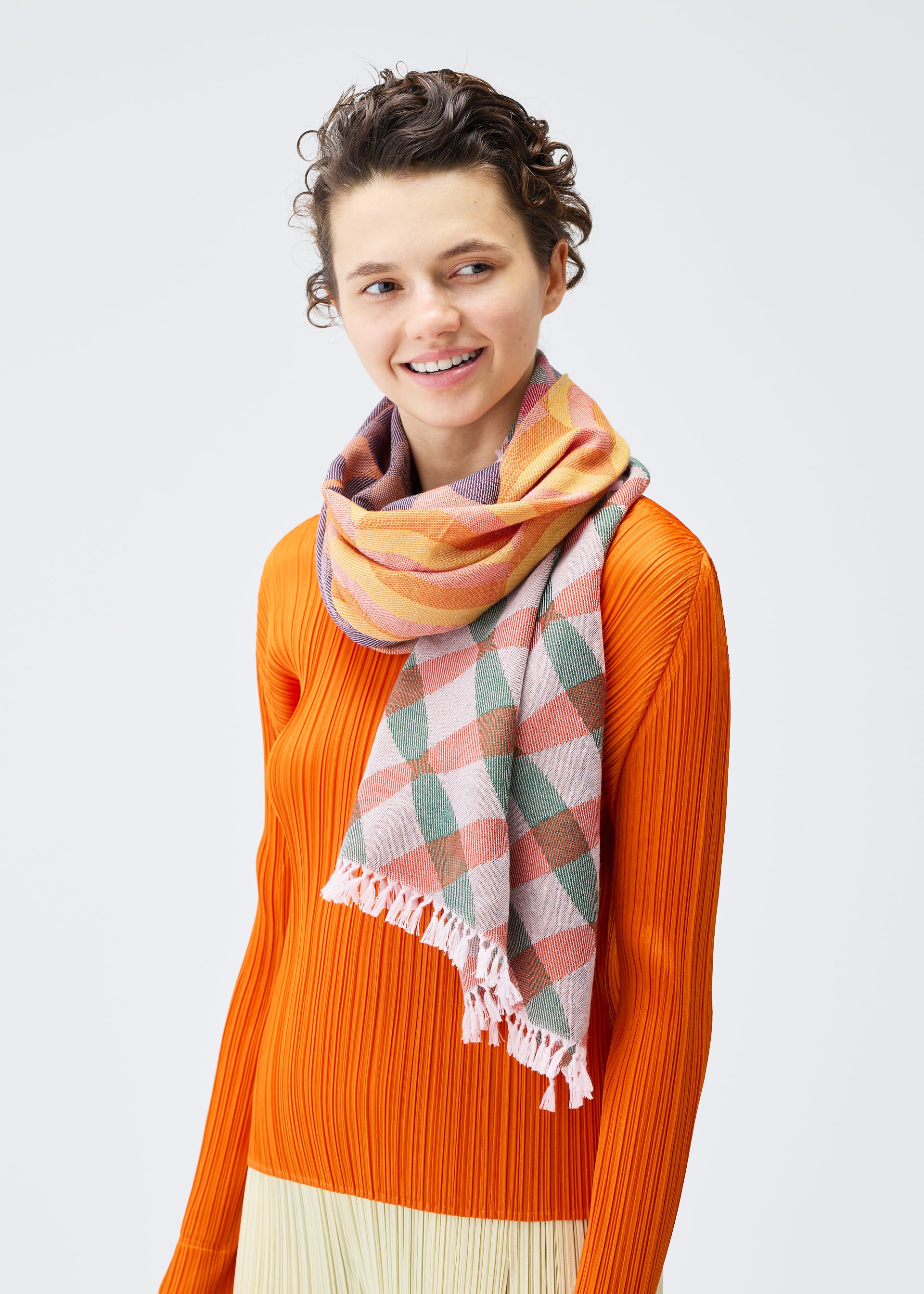 HARMONY WOOL SCARF – isseymiyake.com