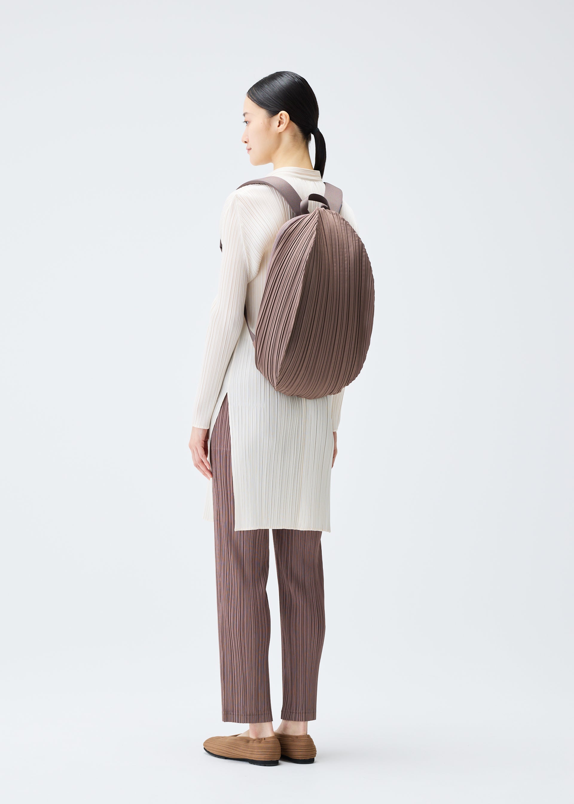 OVAL PLEATS BACKPACK – isseymiyake.com