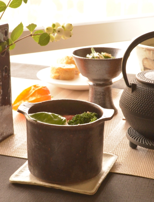 橋本忍｜鉄黒ココット｜作家もの和食器通販”IVORY