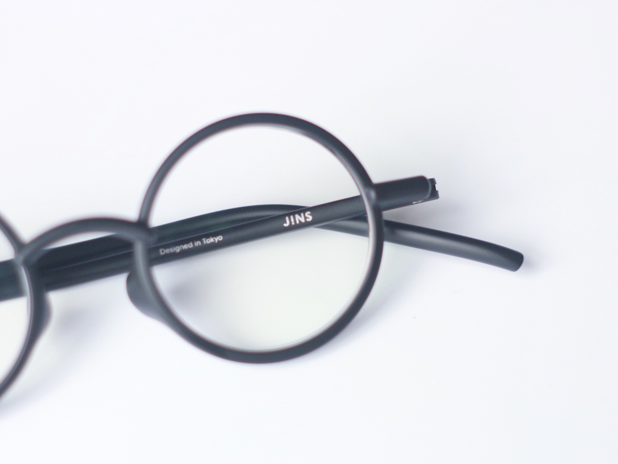 JINSの柔らかいメガネ、寝転がってもこめかみが痛くならないのでいい