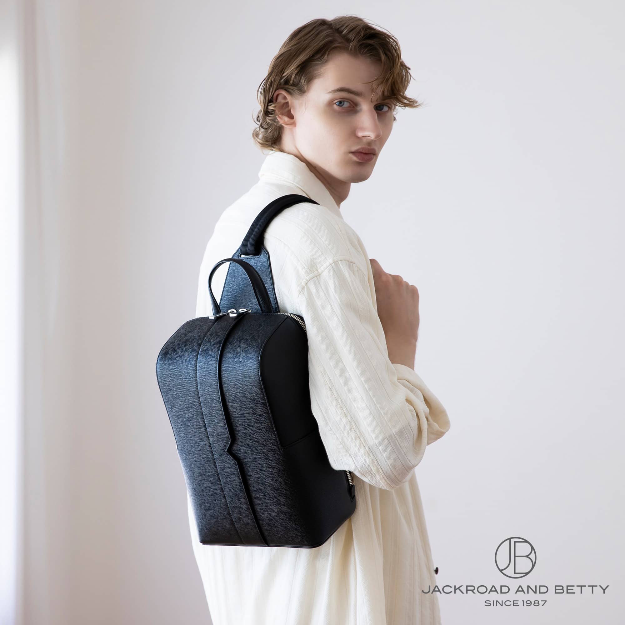 Vライン ワンショルダー バックパック ブラック 黒[MBVL0038028LRL99NN