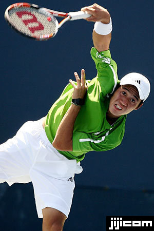 全米オープン・カラヌシッチとの2回戦でサーブを…：男子テニス 錦織圭