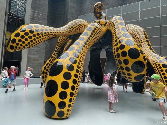 草間彌生さんの作品「踊るカボチャ」＝2025…：爆発！モダンアート 写真