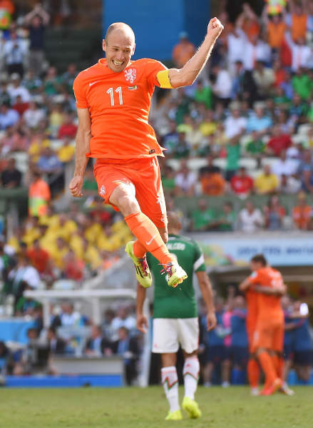 メキシコに勝ち、跳びはねて喜ぶオランダのロッベン＝…：オランダ代表