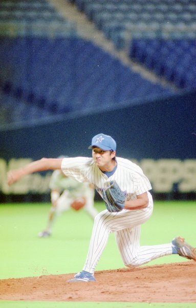 1996年の巨人戦で力投する盛田幸妃投手＝横浜：盛田幸妃さん 写真
