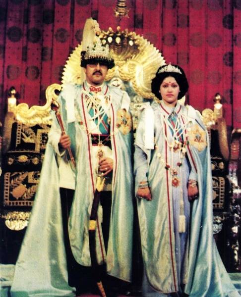 ネパールのビレンドラ国王（左）とアイシュ…：世界のプリンセスと王妃