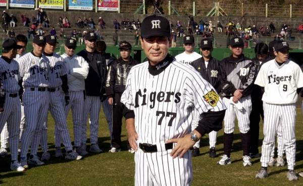 キャンプインし、背番号「77」のユニホーム姿を披露す…：星野仙一氏